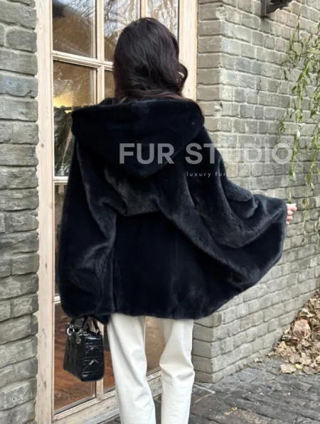 Меховое пончо из скандинавской норки с капюшоном - черный изумруд - фото 7