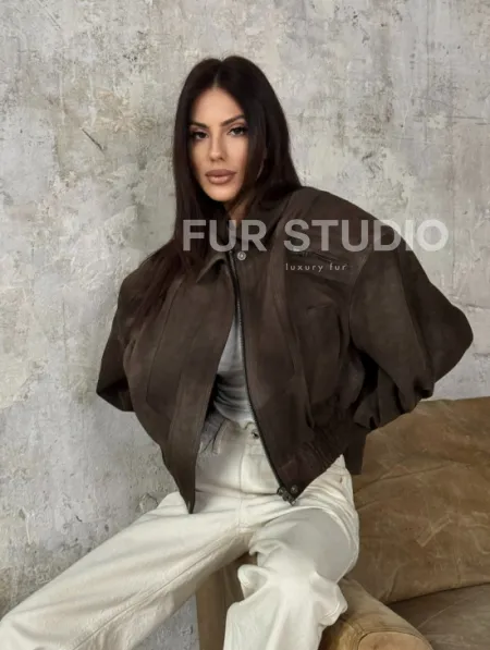 Современный кроп - бомбер из натуральной замши - фото 6