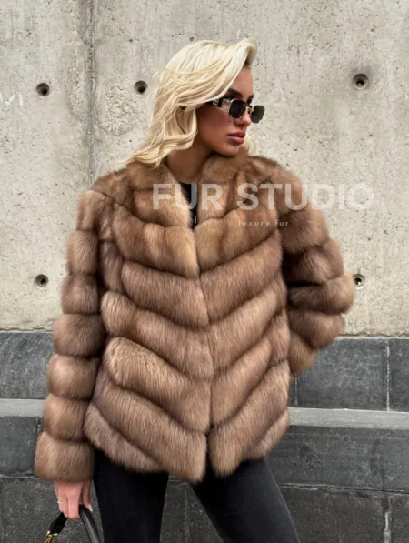 Полушубок из куницы с V-образным воротником - фото 6