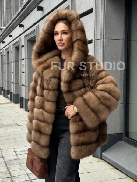 Шуба из натурального меха куницы с капюшоном - фото 0