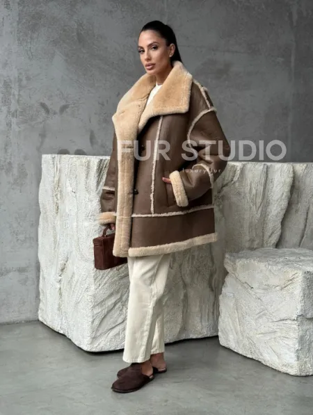 Коричневая женская дубленка - фото 12