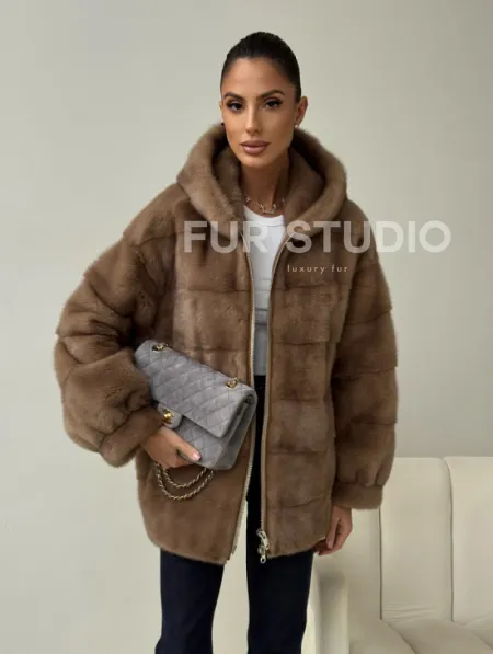 Бежевая норковая куртка с капюшоном - фото 6