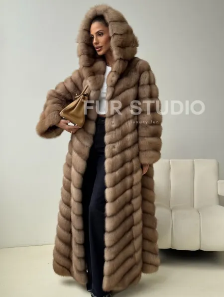 Длинная шуба из меха куницы с капюшоном - фото 6