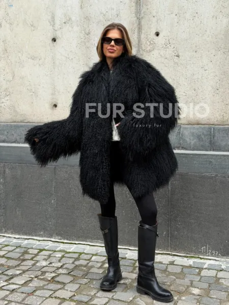 Черная шуба из ламы V-образный вырез - фото 11