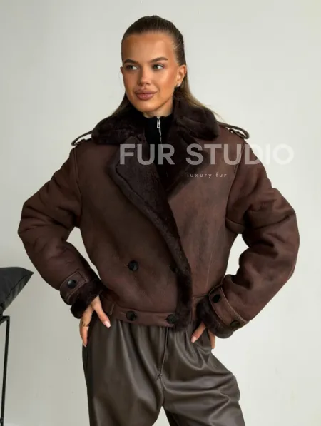 Двубортная короткая дубленка - фото 6