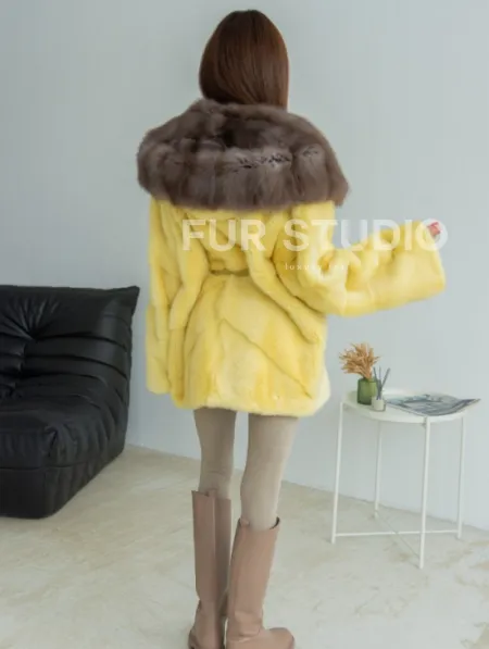 Норковое пончо - шуба с капюшоном из меха куницы - желтого цвета - фото 3