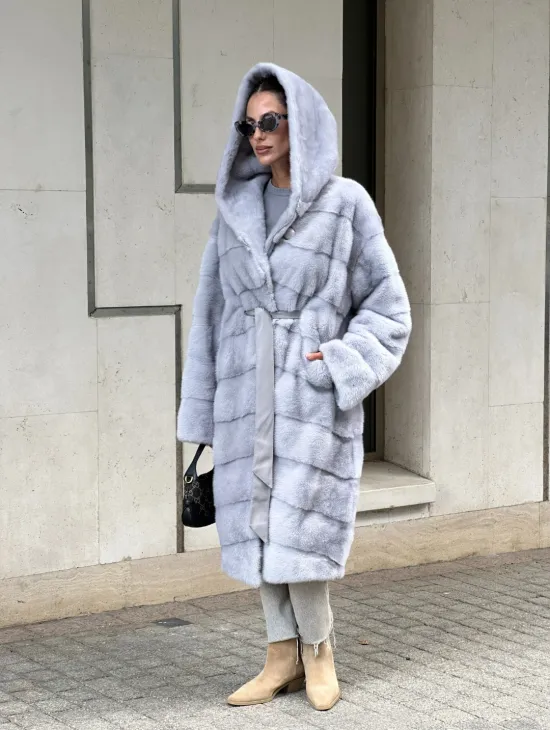 Эффектное пальто - шуба с капюшоном из меха голубой норки - фото 10