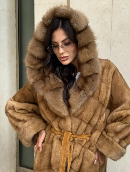 Норковая шуба с капюшоном из меха куницы - цвет карамель - фото 5