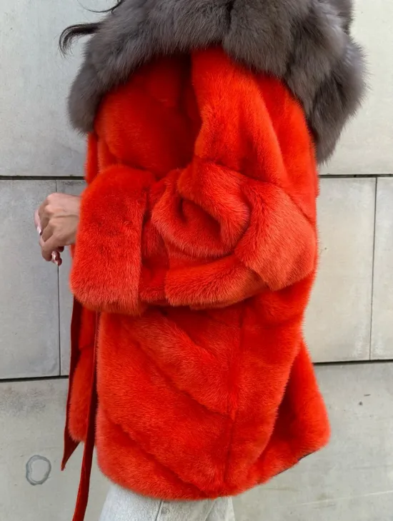 Шуба из меха норки цвета Grenadine (оранжевый) с капюшоном из меха куницы - фото 2