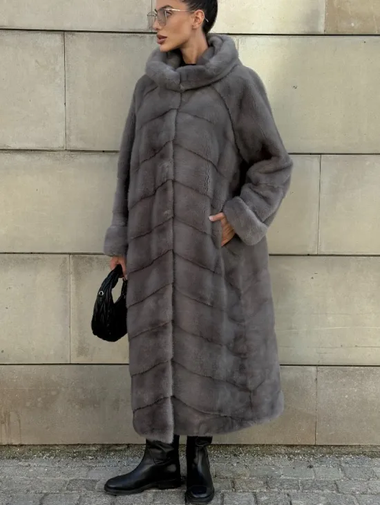 Шуба в диагональной выкладке меха норки, графит грей с капюшоном - фото 10