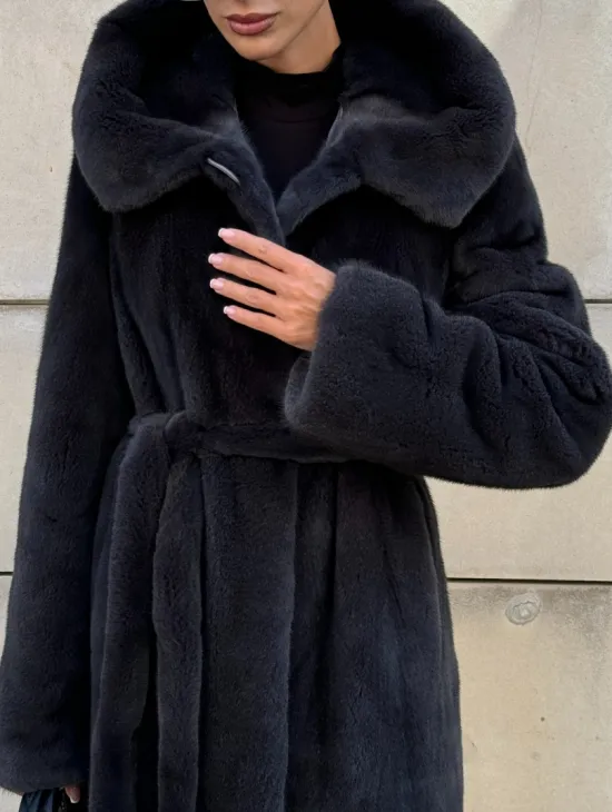 Шуба из меха импортной норки NAFA с капюшоном, цвет темный графит - фото 2