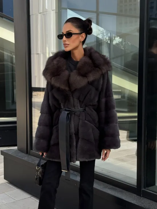 Норковый полушубок с меховым капюшоном из куницы, цвет графит - фото 5