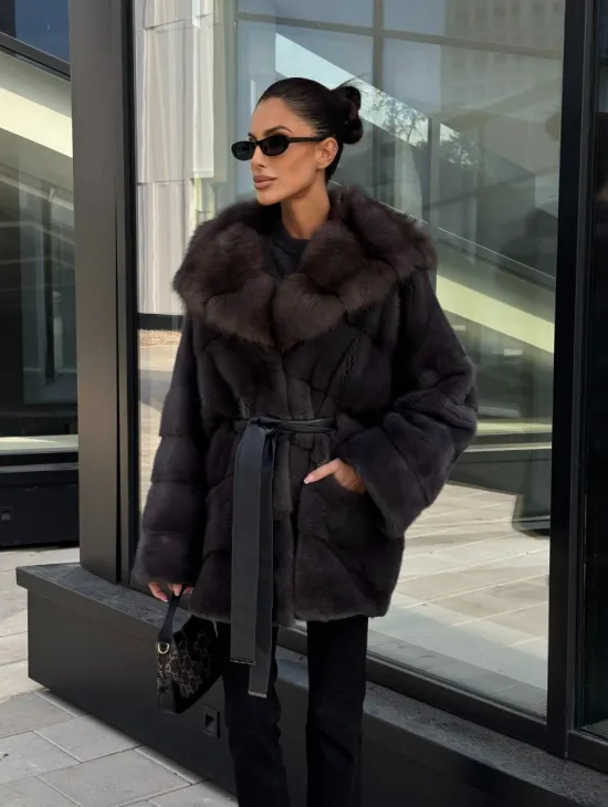 Норковый полушубок с меховым капюшоном из куницы, цвет графит - фото 8