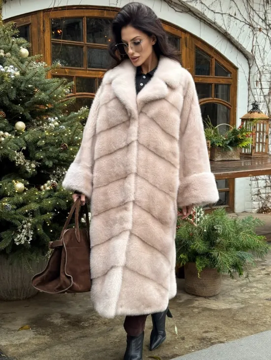 Шуба натуральная из меха аукционной норки в стиле «Oversize» - пудровая - фото 6