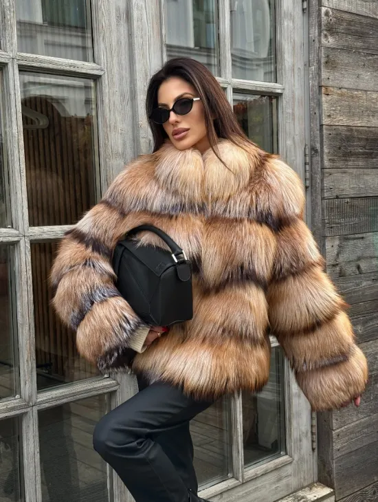 Женская шуба из меха лисы 