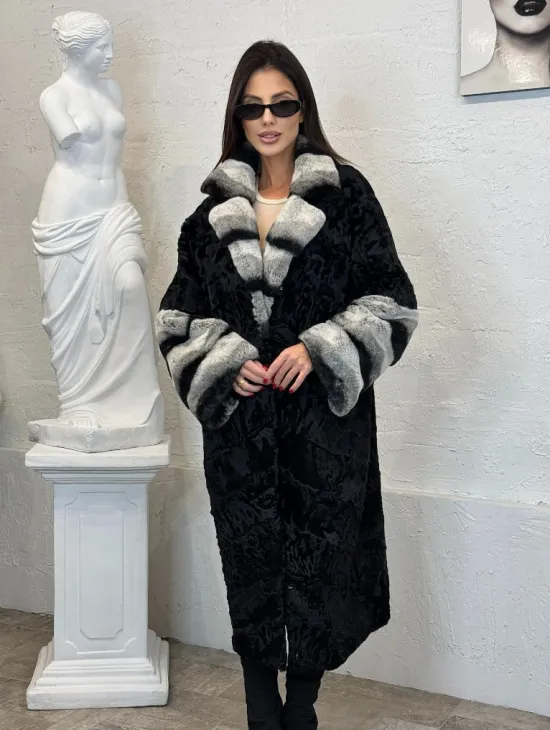 Шуба из меха афганского каракуля с отделкой из щипаной норки под шиншиллу - фото 0