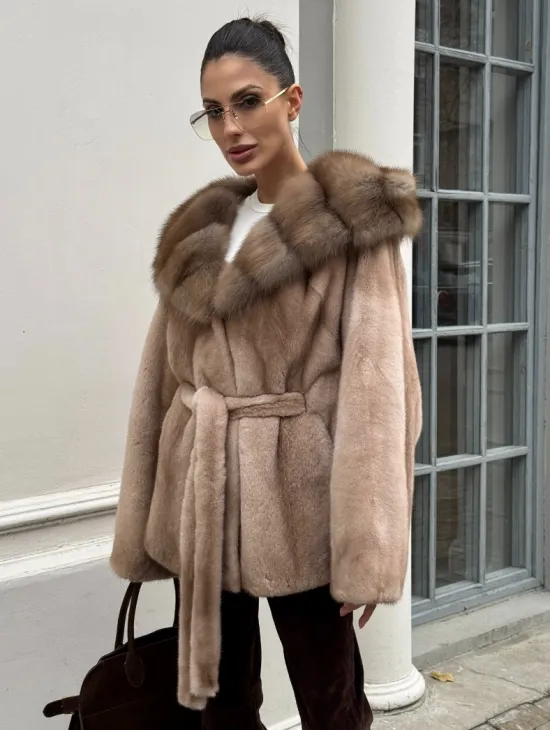 Шуба - пончо под пояс из плюшевой норки с капюшоном из меха куницы - фото 0