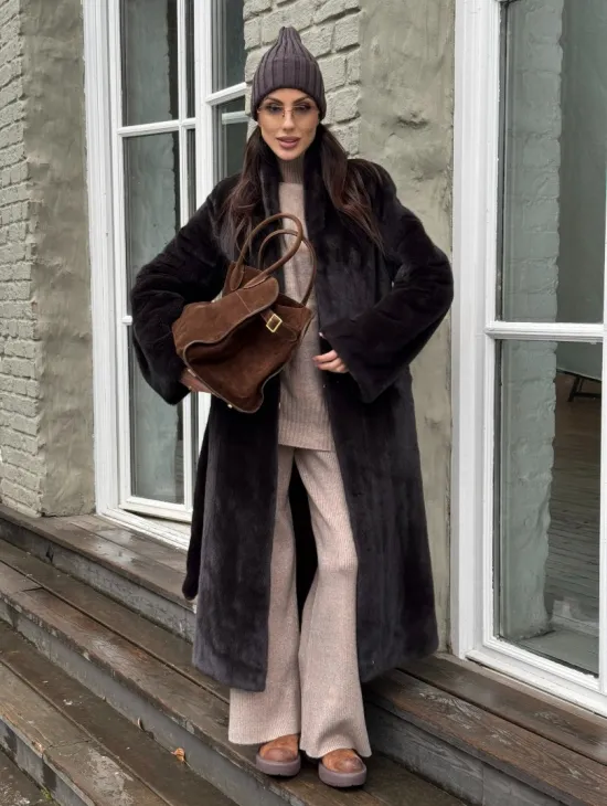 Роскошная шуба из аукционной норки Premium Velvet с V-образным воротником и меховым поясом - горький шоколад - фото 5