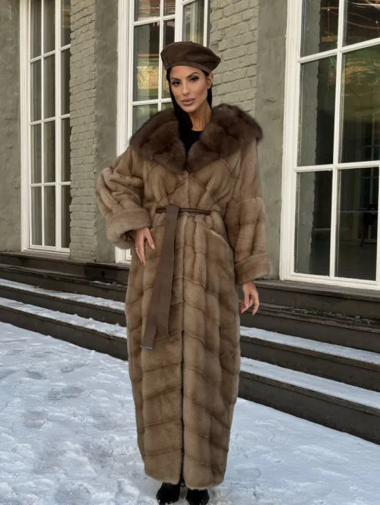 Длинная норковая шуба в цвете пастель с капюшоном из натуральной куницы - фото 9