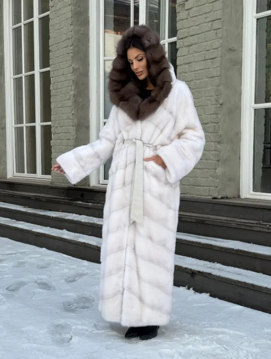 Белая длинная норковая шуба с капюшоном из натуральной куницы - фото 7