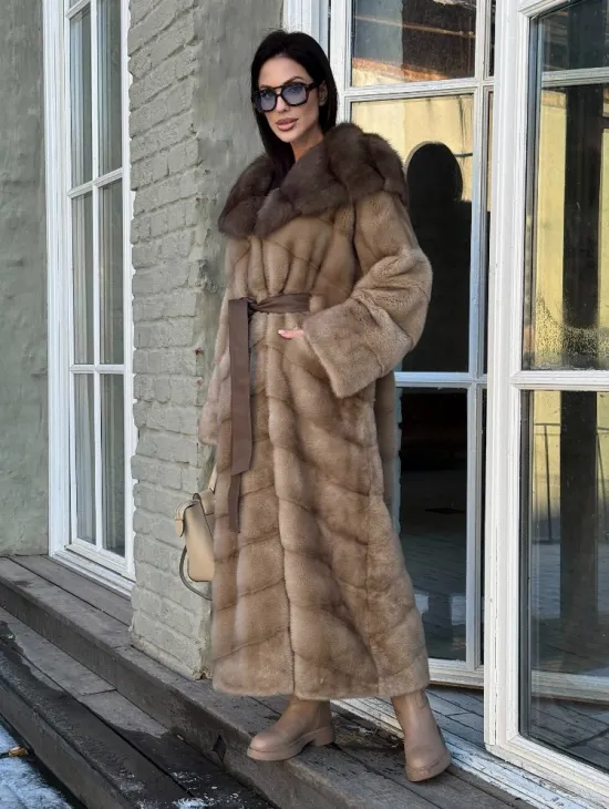 Женская удлиненная норковая шуба в цвете пастель с капюшоном из меха куницы - фото 0