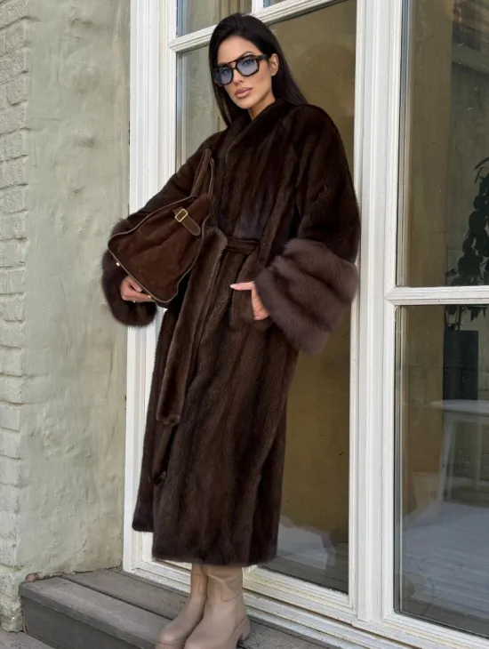 Женская норковая шуба с манжетами из роскошного меха куницы - фото 0