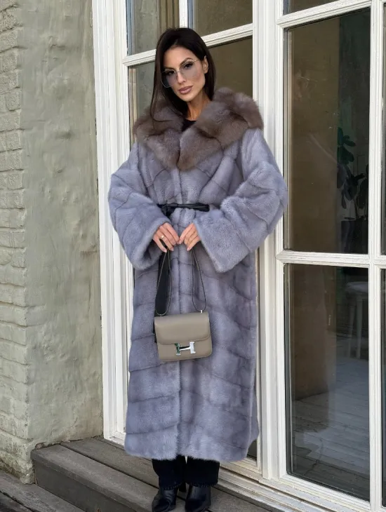 Норковая шуба голубого цвета с капюшоном из натурального меха куницы - фото 0