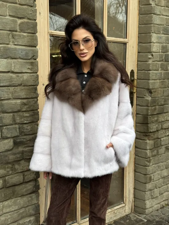 Короткая белая шубка с воротником из натуральной куницы - фото 7