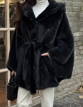 Меховое пончо из скандинавской норки с капюшоном - черный изумруд - фото 1