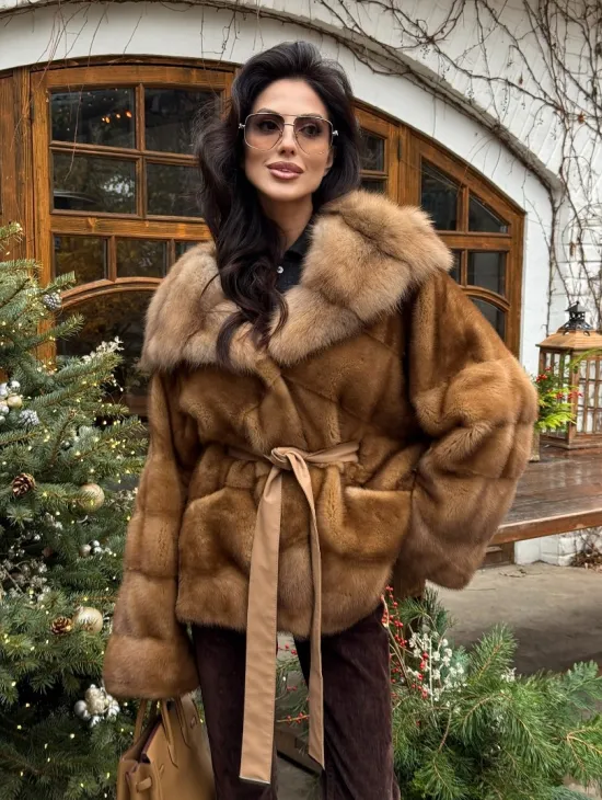 Норковое пончо-шуба в цвете золото с меховым капюшоном из куницы - фото 4