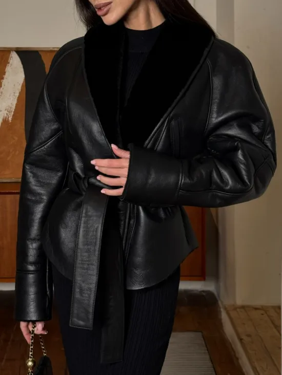 Зимняя женская короткая куртка на запах с поясом из натуральной овчины - фото 1