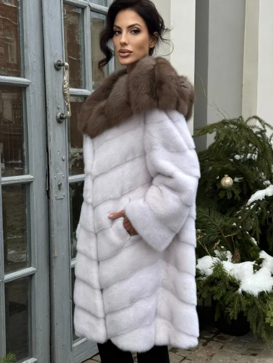 Белая прямая норковая шуба с капюшоном из меха куницы - фото 4