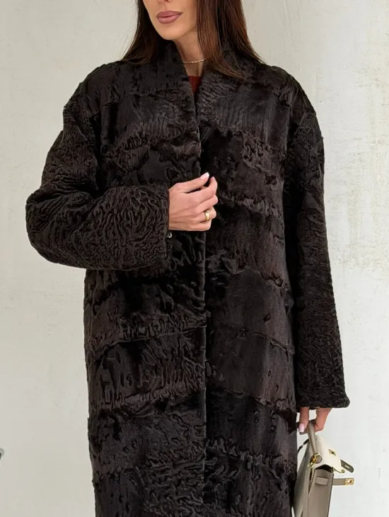 Шуба длинная из меха каракульчи в натурально-коричневом цвете - фото 1