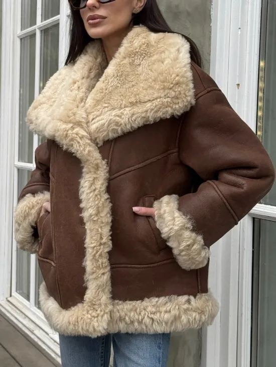 Коричневая женская дубленка с воротником «Челси» из овчины тиградо - фото 3