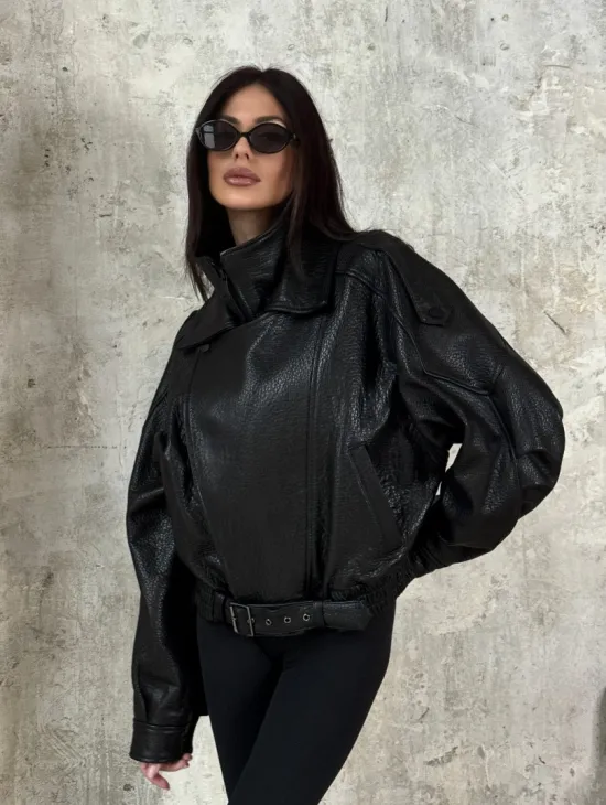 Черная бомбер-курточка «Оверсайз» из кожи Джумбо с двойным воротником и карманами - фото 7