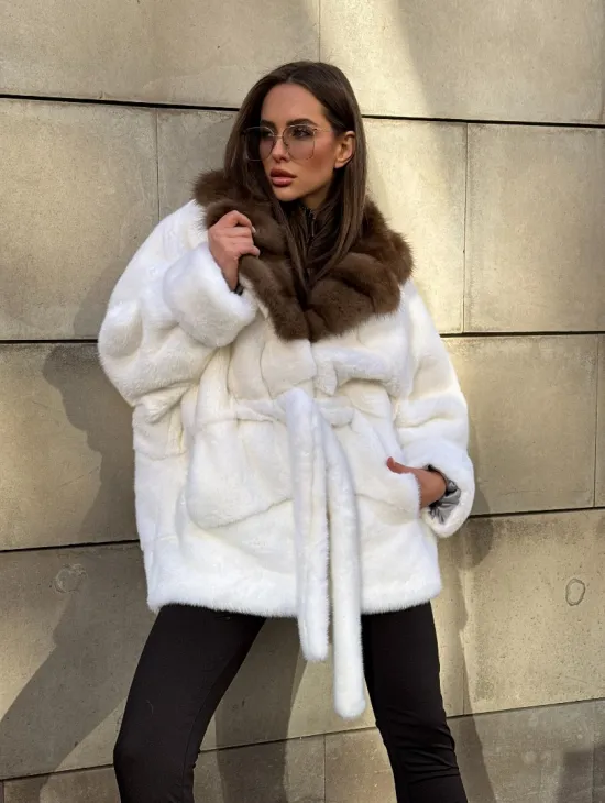 Белоснежная норковая шуба в стиле оверсайз с воротником из меха куницы - фото 11