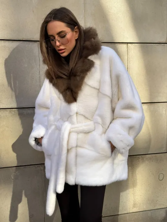 Белоснежная норковая шуба в стиле оверсайз с воротником из меха куницы - фото 4