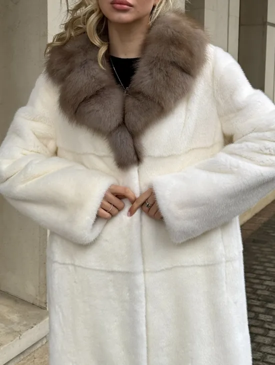 Длинная белая норковая шуба с воротником из меха куницы - фото 2