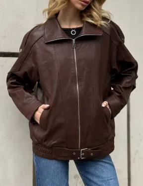 Коричневая кожаная курточка - бомбер на молнии - фото 2