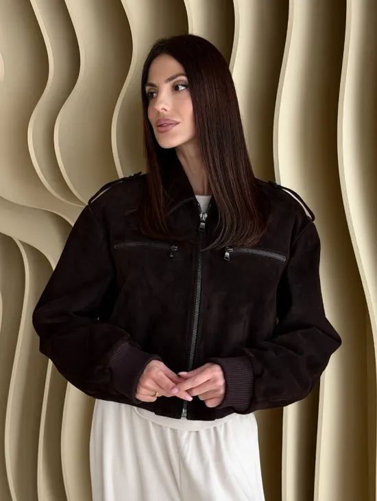 Короткий бомбер из натуральной замши на молнии с трикотажными манжетами - фото 8