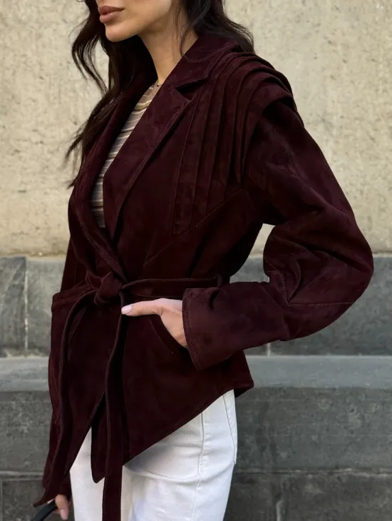 Модная приталенная куртка с плечами в стиле 90-х - фото 4