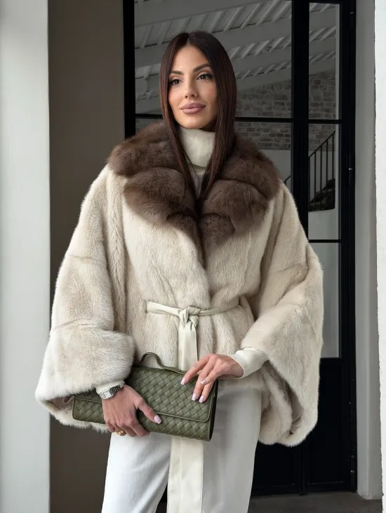 Светлое норковое пончо с воротником из куницы - фото 16
