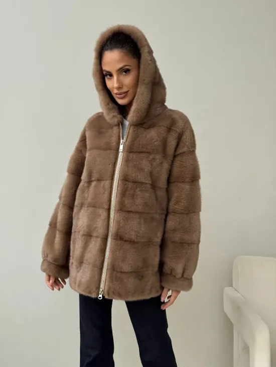 Бежевая норковая куртка с капюшоном - фото 10
