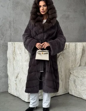 Шуба норковая графитовый ирис с капюшоном куницы - фото 3