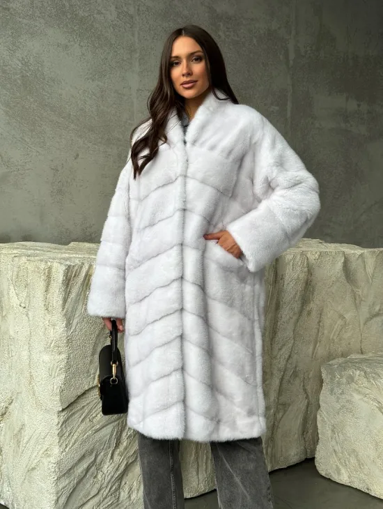 Белая норковая шуба с V-образным воротником - фото 8