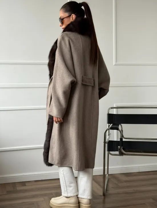 Длинное пальто с мехом финского песца - фото 5