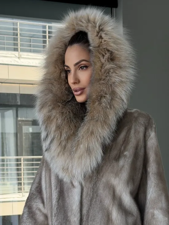 Шуба из аукционной пепельной норки с капюшоном из рыси - фото 4
