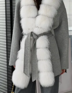 Серое пальто с меховым воротником - фото 2