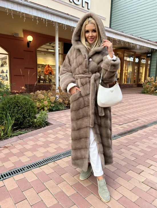 Удлиненная норковая шуба с капюшоном в цвете пастель - фото 1