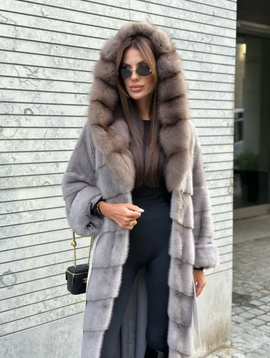 Длинная шуба из норки воротник-капюшон куница светло-серого цвета - фото 0